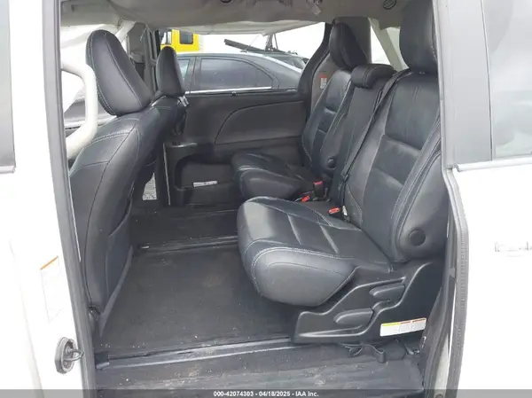 5TDXZ3DC2HS813813 2017 TOYOTA SIENNA - Image 8