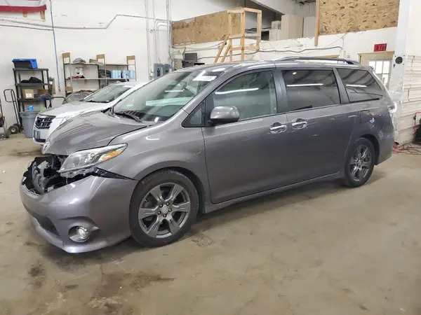 5TDXZ3DC2HS816940 2017 TOYOTA SIENNA - Image 1