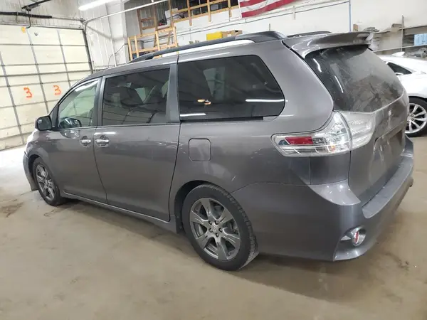 5TDXZ3DC2HS816940 2017 TOYOTA SIENNA - Image 2