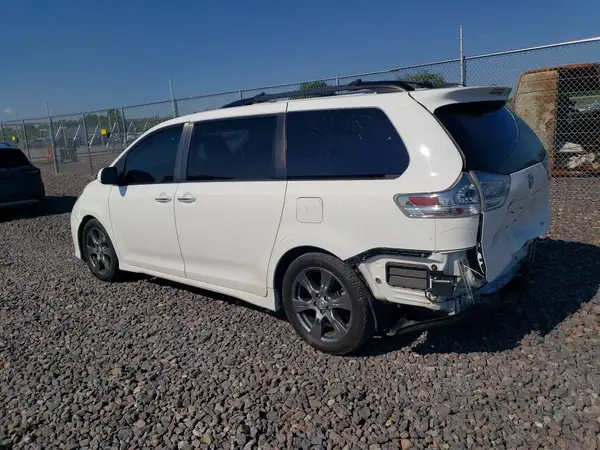 5TDXZ3DC2HS821149 2017 TOYOTA SIENNA - Image 2