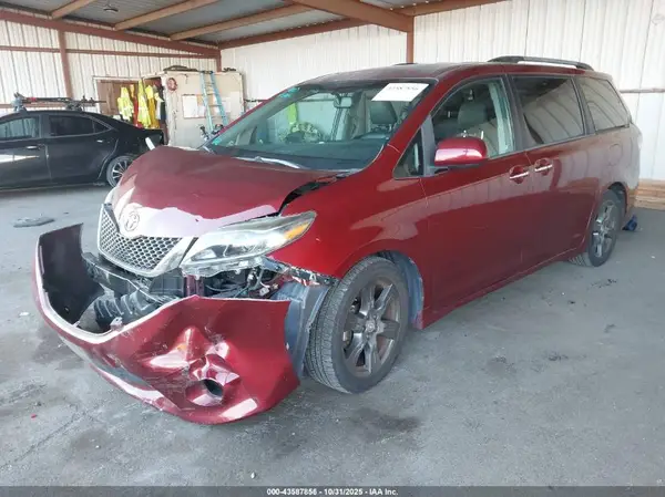 5TDXZ3DC2HS828053 2017 TOYOTA SIENNA - Image 2