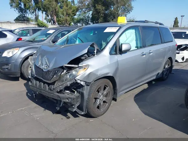 5TDXZ3DC2HS839926 2017 TOYOTA SIENNA - Image 2