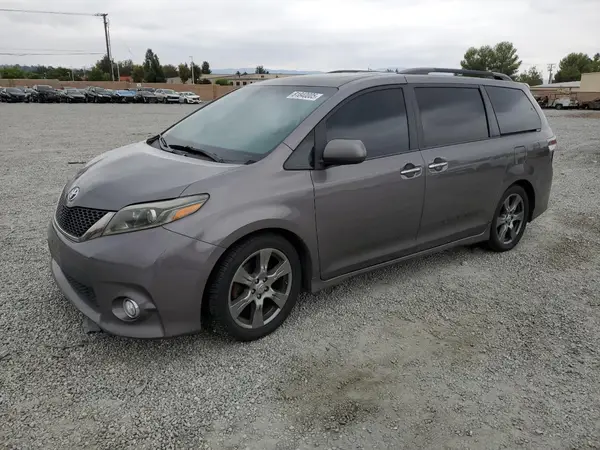 5TDXZ3DC2HS843572 2017 TOYOTA SIENNA - Image 1