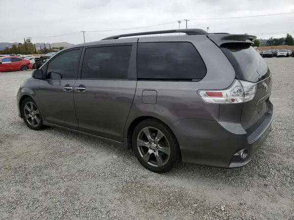 5TDXZ3DC2HS843572 2017 TOYOTA SIENNA - Image 2