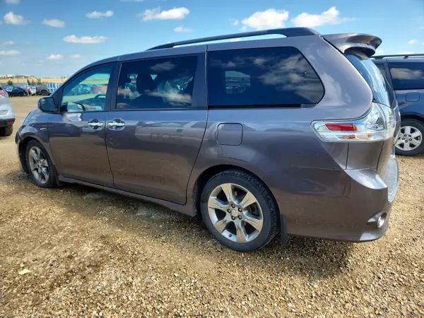 5TDXZ3DC2HS850389 2017 TOYOTA SIENNA - Image 2