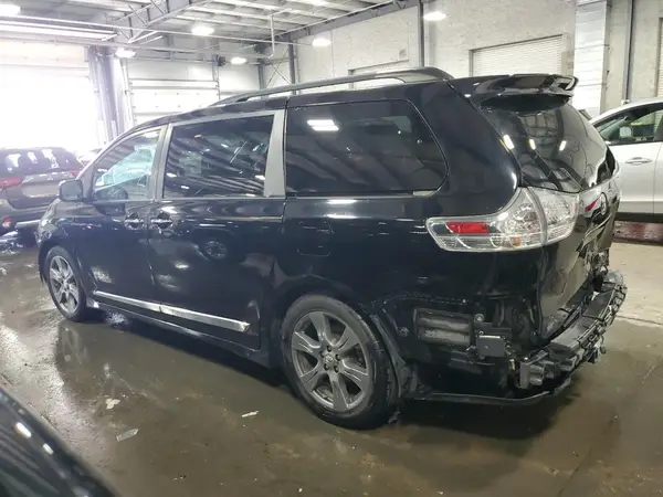 5TDXZ3DC2HS868309 2017 TOYOTA SIENNA - Image 2