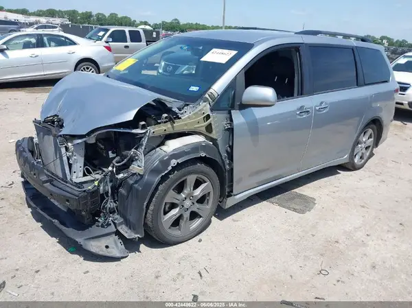 5TDXZ3DC2HS873638 2017 TOYOTA SIENNA - Image 2