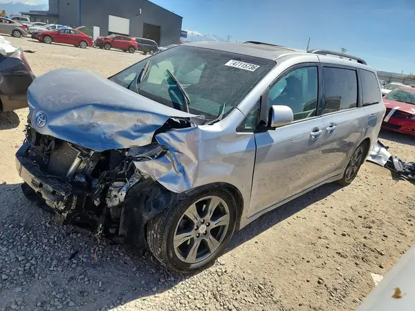 5TDXZ3DC2HS881495 2017 TOYOTA SIENNA - Image 1