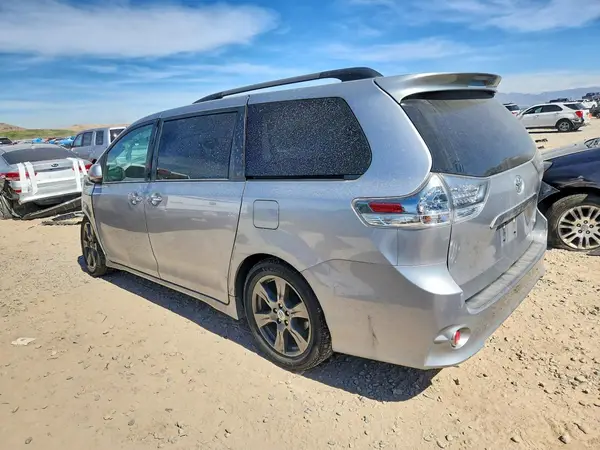 5TDXZ3DC2HS881495 2017 TOYOTA SIENNA - Image 2