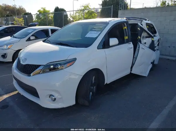 5TDXZ3DC2HS885403 2017 TOYOTA SIENNA - Image 2