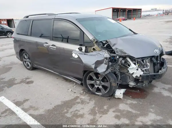 5TDXZ3DC2HS887099 2017 TOYOTA SIENNA - Image 1