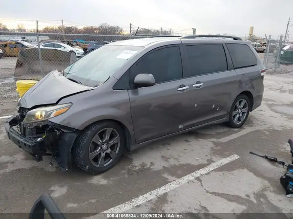 5TDXZ3DC2HS887099 2017 TOYOTA SIENNA - Image 2