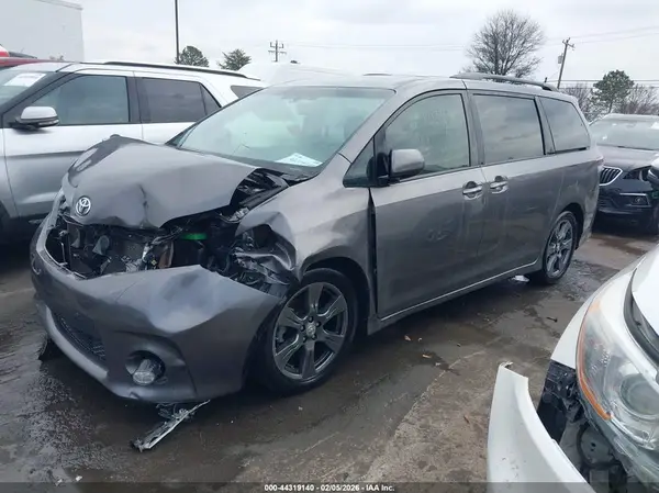 5TDXZ3DC2HS889466 2017 TOYOTA SIENNA - Image 2