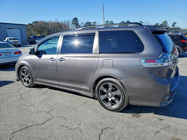 5TDXZ3DC2HS889581 2017 TOYOTA SIENNA - Image 2