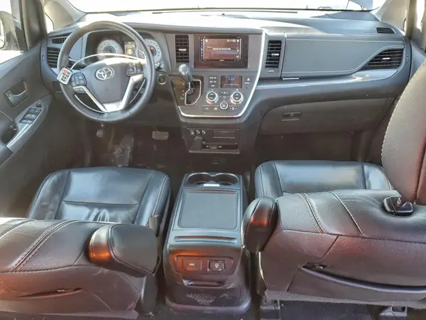 5TDXZ3DC2HS889581 2017 TOYOTA SIENNA - Image 8