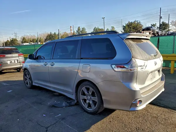 5TDXZ3DC2HS897650 2017 TOYOTA SIENNA - Image 2