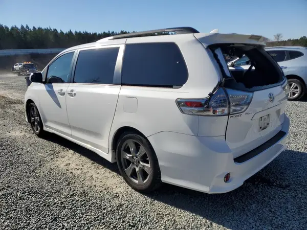 5TDXZ3DC2JS903050 2018 TOYOTA SIENNA - Image 2
