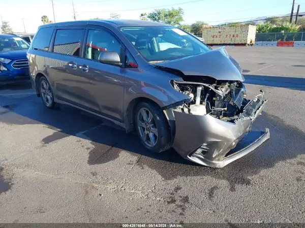 5TDXZ3DC2JS932029 2018 TOYOTA SIENNA - Image 1