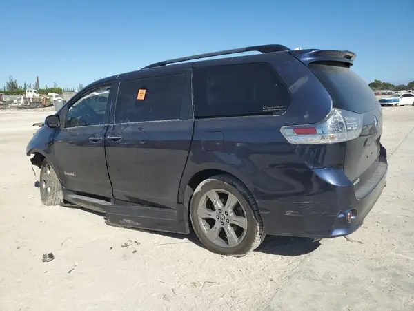 5TDXZ3DC2JS935951 2018 TOYOTA SIENNA - Image 2
