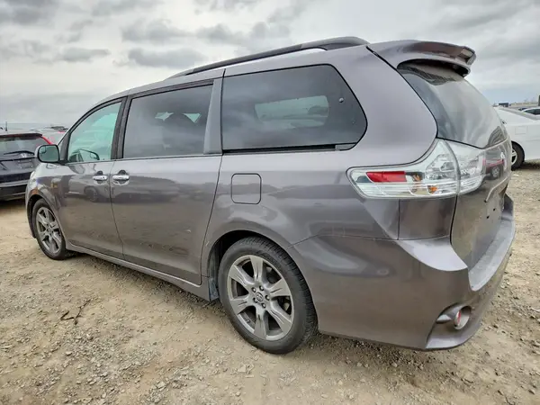 5TDXZ3DC2JS950630 2018 TOYOTA SIENNA - Image 2