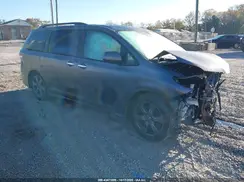 5TDXZ3DC2JS952619 2018 TOYOTA SIENNA