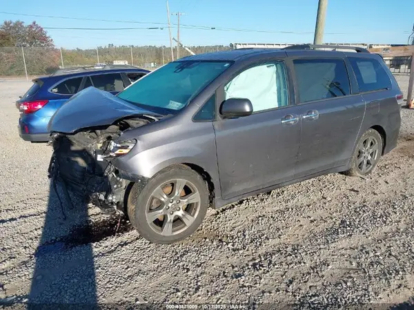 5TDXZ3DC2JS952619 2018 TOYOTA SIENNA - Image 2