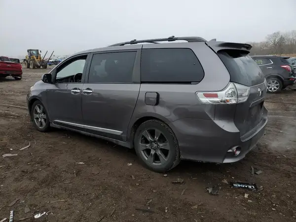5TDXZ3DC2KS001578 2019 TOYOTA SIENNA - Image 2