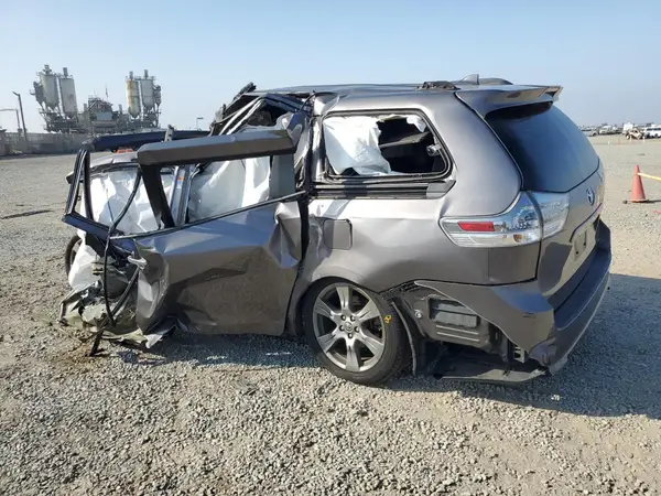 5TDXZ3DC2KS974301 2019 TOYOTA SIENNA - Image 2