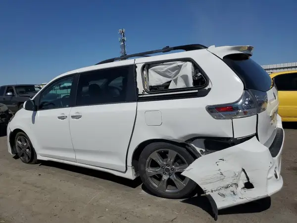 5TDXZ3DC2KS979031 2019 TOYOTA SIENNA - Image 2