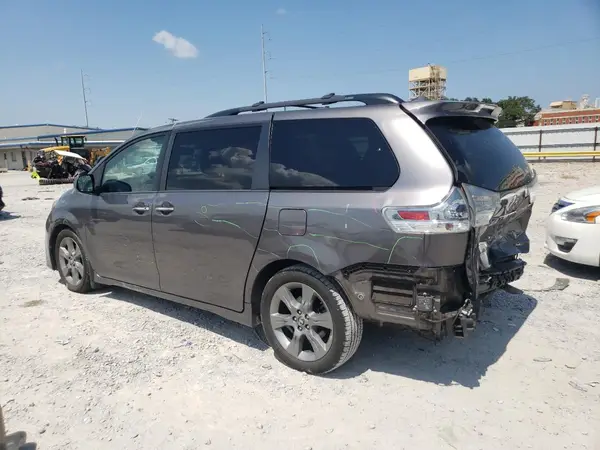 5TDXZ3DC2KS983662 2019 TOYOTA SIENNA - Image 2