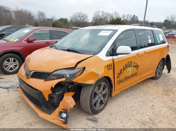 5TDXZ3DC2LS026210 2020 TOYOTA SIENNA - Image 2