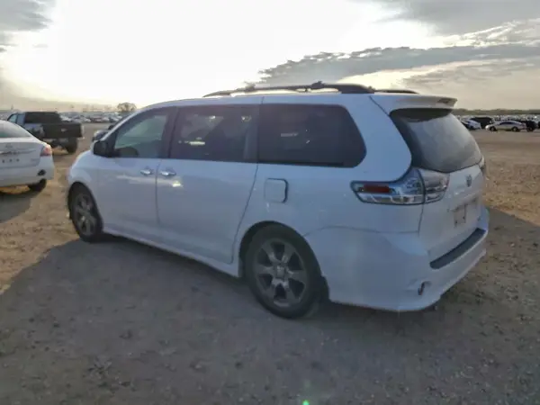 5TDXZ3DC3HS770521 2017 TOYOTA SIENNA - Image 2