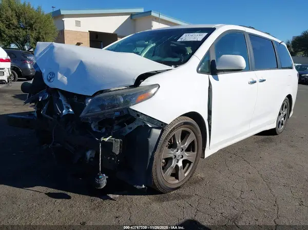 5TDXZ3DC3HS776707 2017 TOYOTA SIENNA - Image 2