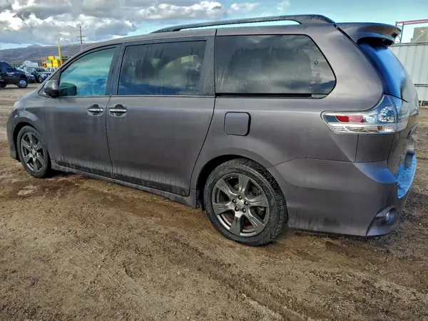 5TDXZ3DC3HS780319 2017 TOYOTA SIENNA - Image 2