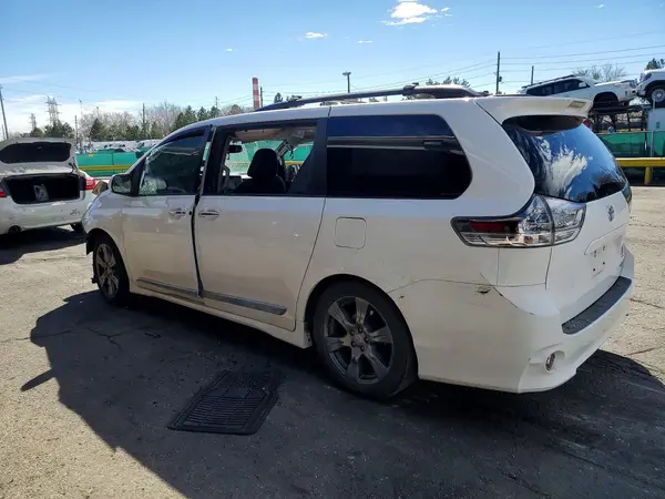 5TDXZ3DC3HS786864 2017 TOYOTA SIENNA - Image 2