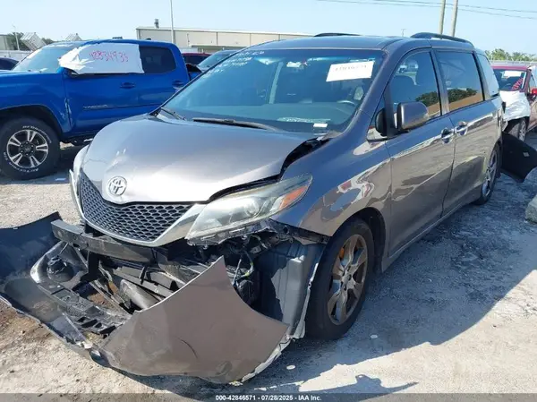 5TDXZ3DC3HS797587 2017 TOYOTA SIENNA - Image 2