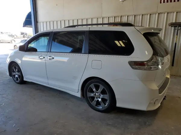 5TDXZ3DC3HS799372 2017 TOYOTA SIENNA - Image 2