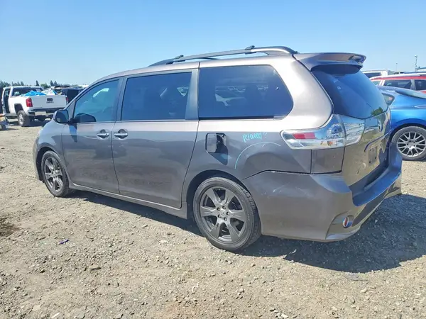 5TDXZ3DC3HS811178 2017 TOYOTA SIENNA - Image 2