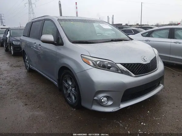 5TDXZ3DC3HS813304 2017 TOYOTA SIENNA - Image 1