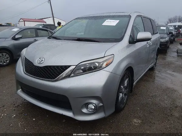 5TDXZ3DC3HS813304 2017 TOYOTA SIENNA - Image 2