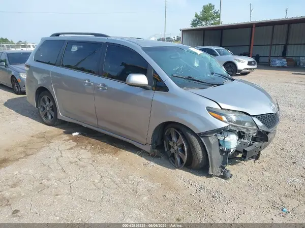 5TDXZ3DC3HS818373 2017 TOYOTA SIENNA - Image 1