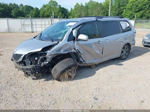 5TDXZ3DC3HS818373 2017 TOYOTA SIENNA - Image 2