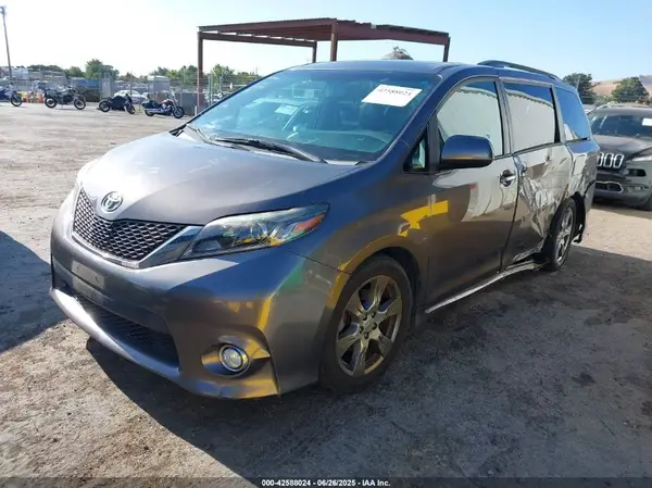 5TDXZ3DC3HS822312 2017 TOYOTA SIENNA - Image 2