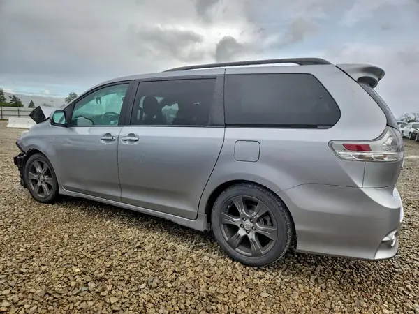 5TDXZ3DC3HS823315 2017 TOYOTA SIENNA - Image 2