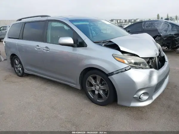 5TDXZ3DC3HS824500 2017 TOYOTA SIENNA - Image 1