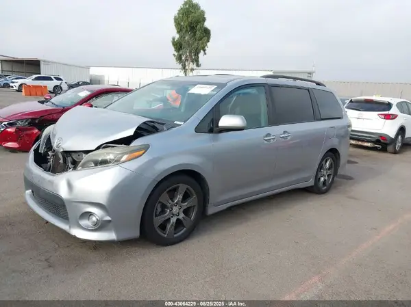 5TDXZ3DC3HS824500 2017 TOYOTA SIENNA - Image 2
