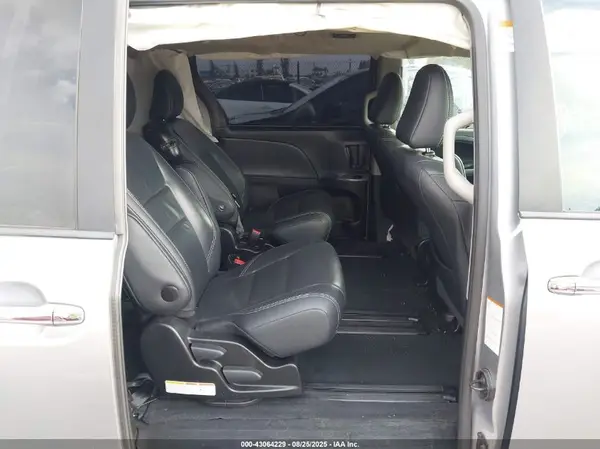5TDXZ3DC3HS824500 2017 TOYOTA SIENNA - Image 8