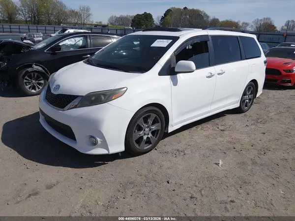 5TDXZ3DC3HS838123 2017 TOYOTA SIENNA - Image 2
