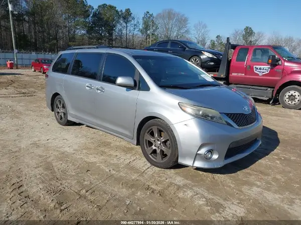 5TDXZ3DC3HS838736 2017 TOYOTA SIENNA - Image 1