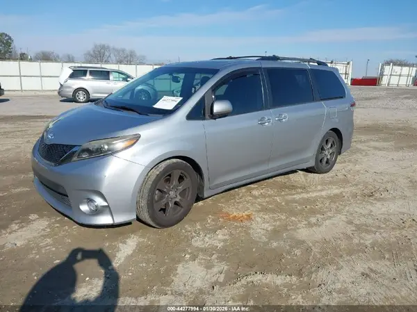 5TDXZ3DC3HS838736 2017 TOYOTA SIENNA - Image 2